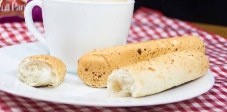 El placer de desayunar con un delicioso pan